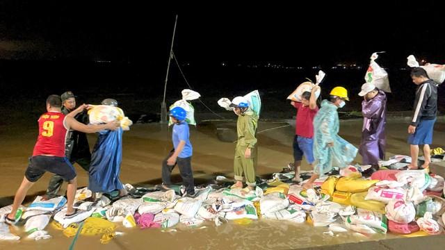 Gần 1.000 người thức trắng đêm 'chạy đua' với triều cường 'cứu' kè biển ở Đà Nẵng - Ảnh 2.