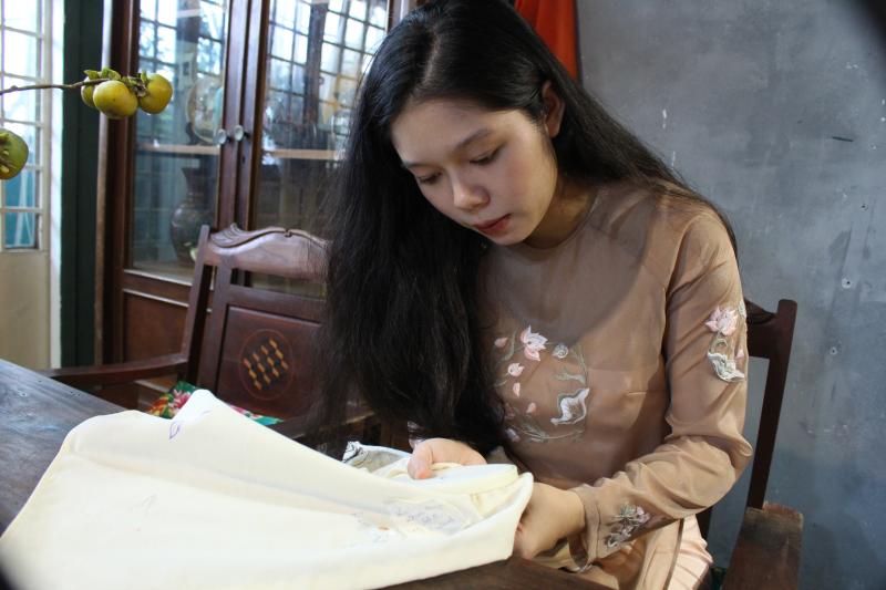 Tà áo dài gửi lời yêu nước - Ảnh 1.