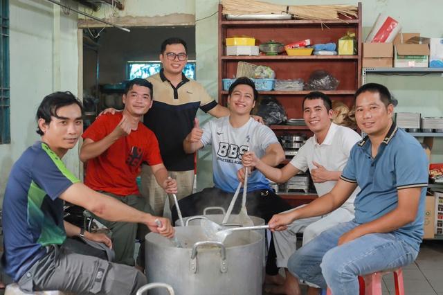 TP.HCM nghĩa tình: Thầy giáo dạy nhạc mở bếp ăn thiện nguyện Đô Thăng gieo thiện lành- Ảnh 1.