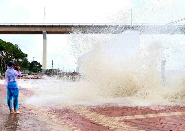 Đà Nẵng ứng phó mưa bão, lụt lội ở mức cao nhất - Ảnh 1.
