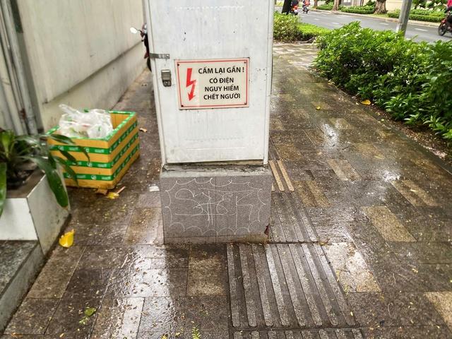 Người mù, người đi xe lăn trên vỉa hè ở TP.HCM bị 'bẫy' vì điều này - Ảnh 1.
