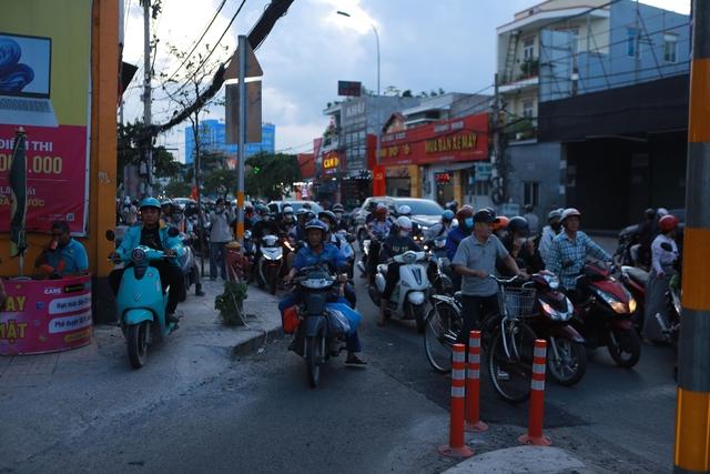 Gọt vỉa hè cho xe rẽ phải ở TP.HCM: Có người vẫn không nhường đường - Ảnh 4.