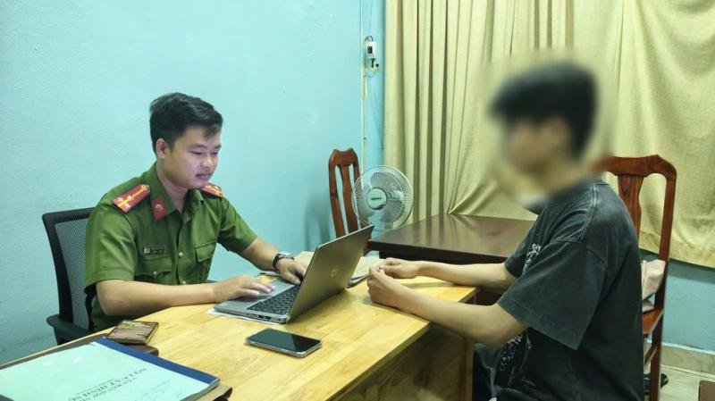 Sinh viên năm nhất hoảng loạn vì sập 'bẫy' giả danh công an 'bắt cóc online' - Ảnh 1.