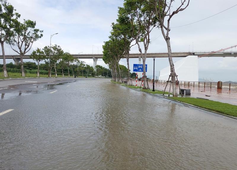 Bão số 12: Sóng dữ xuất hiện ở cửa sông Hàn - Ảnh 2.