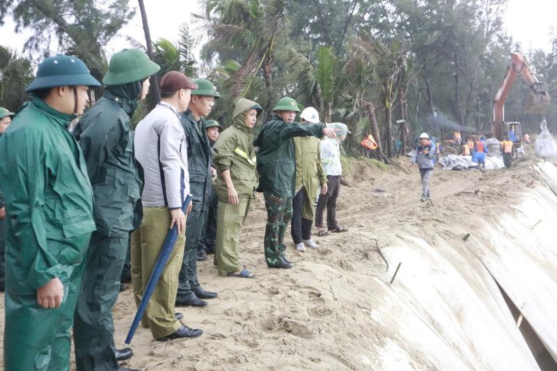 Đà Nẵng khắc phục sạt lở bờ biển Hội An sau bão số 12 - Ảnh 1.