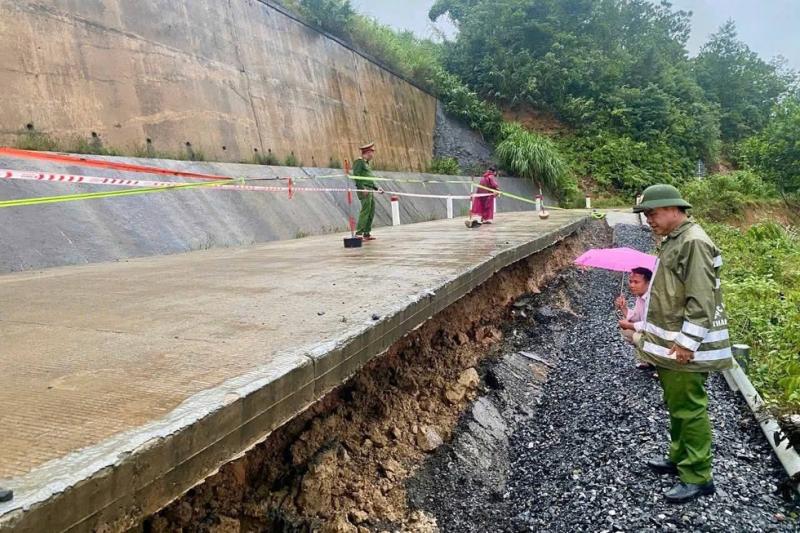 Sạt lở ĐT601 đe dọa cao tốc La Sơn - hòa Liên sau Mưa lớn - Ảnh 5.