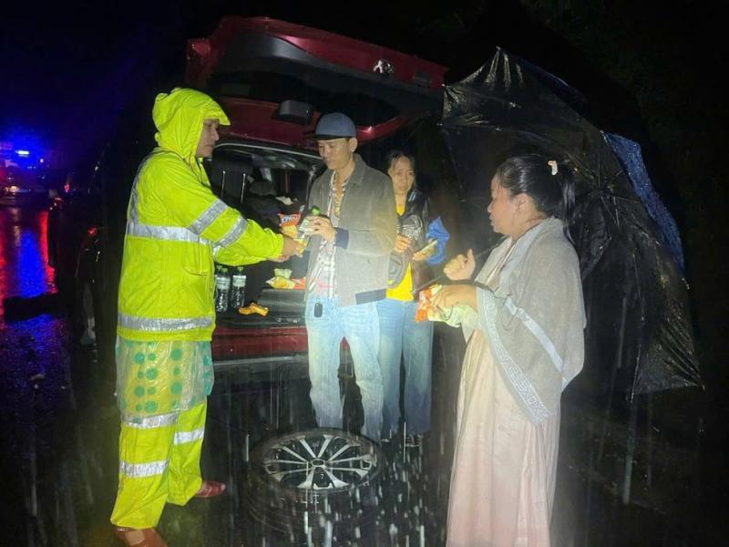 Sạt lở đèo Lò Xo chia cắt miền núi CSGT đội mưa cứu dân gặp nạn - Ảnh 3.