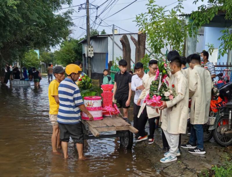 Đám cưới xúc động của cô dâu chú rể vượt lũ giữa Đà Nẵng đầy tình người - Ảnh 2.