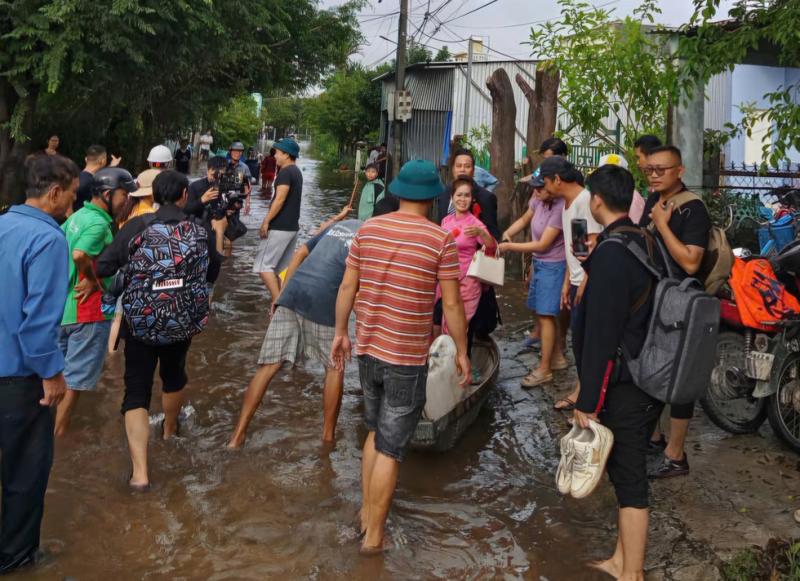 Đám cưới xúc động của cô dâu chú rể vượt lũ giữa Đà Nẵng đầy tình người - Ảnh 3.