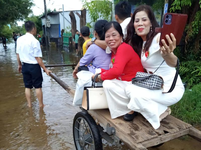 Đám cưới xúc động của cô dâu chú rể vượt lũ giữa Đà Nẵng đầy tình người - Ảnh 4.