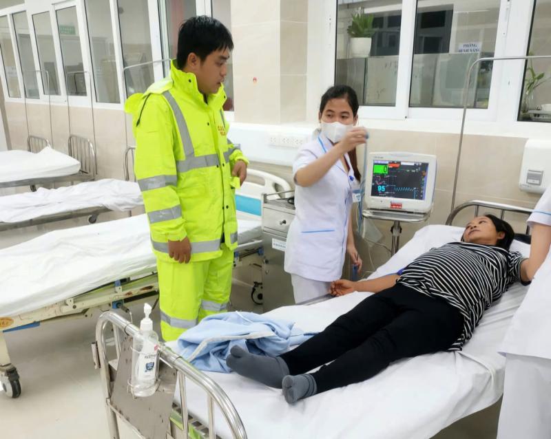 CSGT Đà Nẵng vượt lũ đưa sản phụ bị vỡ ối đến bệnh viện- Ảnh 1.