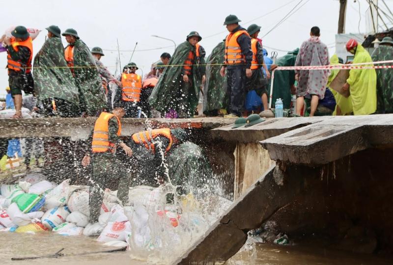 Đà Nẵng: Bộ đội căng mình 'vá' kè biển Duy Nghĩa- Ảnh 3.