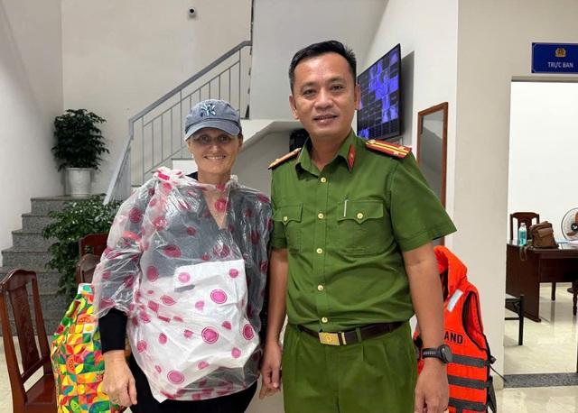 Giải cứu du khách khỏi vùng 'rốn' lụt, công an nhận lại bức thư tay ấm lòng- Ảnh 2.