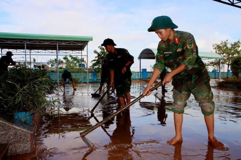 Đà Nẵng: Nước rút đến đâu, bộ đội có mặt giúp dân dọn lụt đến đó- Ảnh 4.