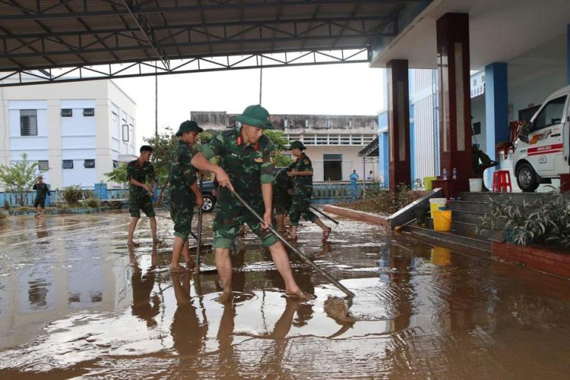 Đà Nẵng: Nước rút đến đâu, bộ đội có mặt giúp dân dọn lụt đến đó- Ảnh 3.