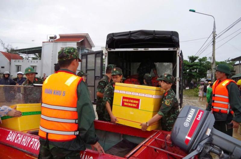 Đà Nẵng: Nước rút đến đâu, bộ đội có mặt giúp dân dọn lụt đến đó- Ảnh 5.