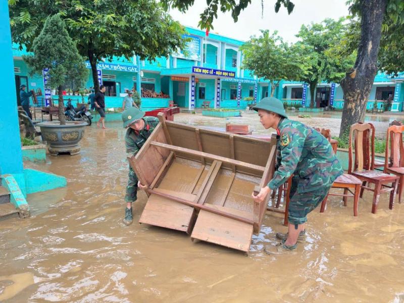 Đà Nẵng: Nước rút đến đâu, bộ đội có mặt giúp dân dọn lụt đến đó- Ảnh 2.