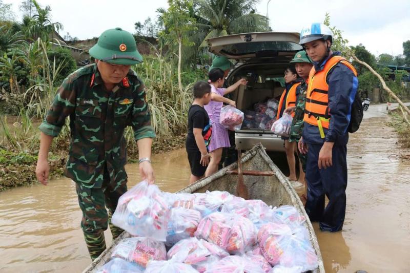 Đà Nẵng: Nước rút đến đâu, bộ đội có mặt giúp dân dọn lụt đến đó- Ảnh 1.