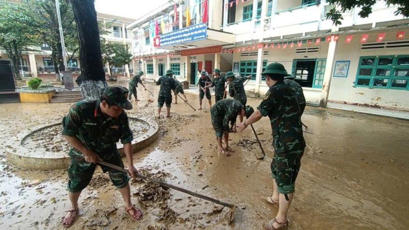 Đà Nẵng: Nước rút đến đâu, bộ đội có mặt giúp dân dọn lụt đến đó- Ảnh 6.