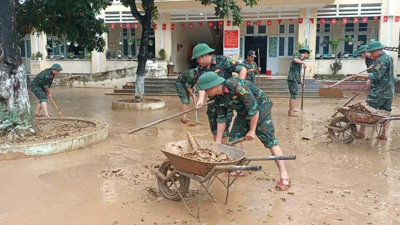 Đà Nẵng: Nước rút đến đâu, bộ đội có mặt giúp dân dọn lụt đến đó- Ảnh 8.