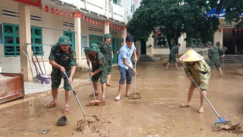 Đà Nẵng: Nước rút đến đâu, bộ đội có mặt giúp dân dọn lụt đến đó- Ảnh 7.