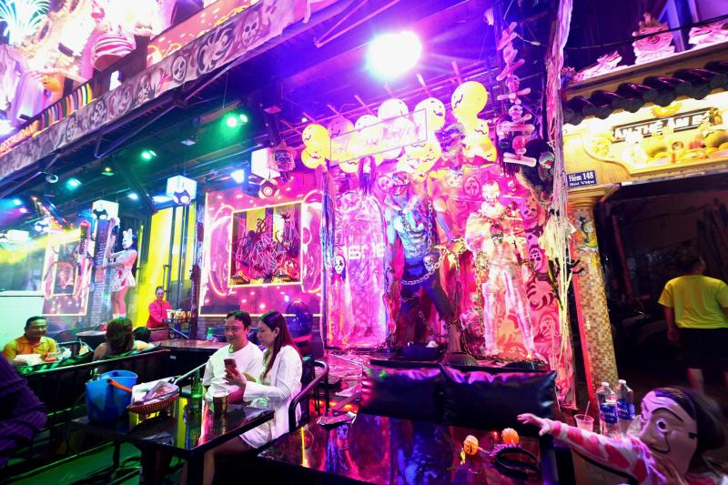 Phố Tây Bùi Viện ngập tràn sắc màu ma quái Halloween: Muôn kiểu hóa trang cực 'chất' - Ảnh 4.