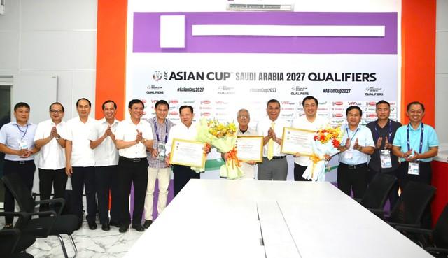Chủ tịch VFF trao kỷ niệm chương cho cá nhân có nhiều đóng góp quý báu- Ảnh 1.