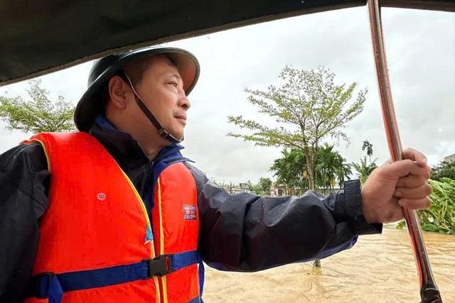 Cảm ơn các anh đã đến với mẹ con em giữa rốn lũ Đà Nẵng - Ảnh 3.