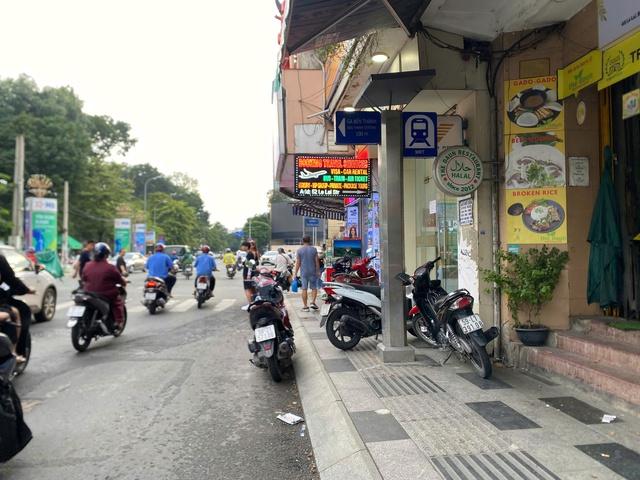Người mù, người đi xe lăn trên vỉa hè ở TP.HCM bị 'bẫy' vì điều này - Ảnh 4.