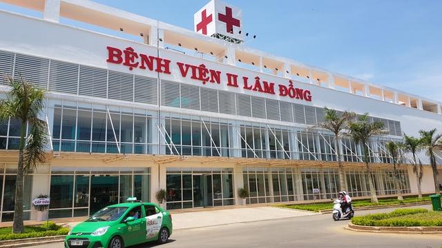 Bệnh nhân nhảy lầu bệnh viện xuống đất được chuyển đến bệnh viện Chợ Rẫy- Ảnh 1.