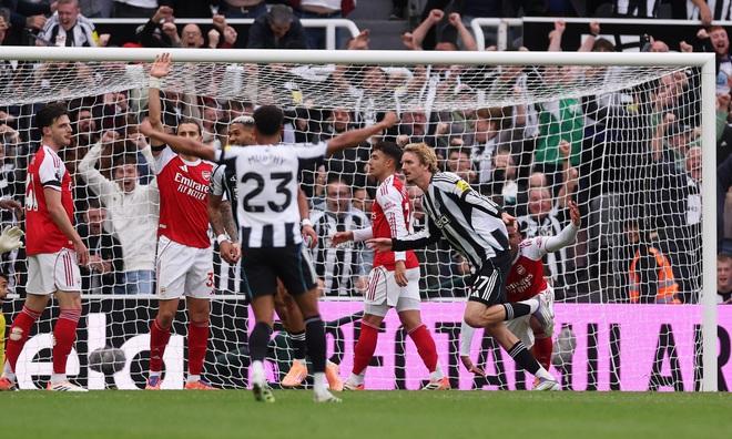 Newcastle thua đau Arsenal phút 90+6, tranh cãi cực gắt nổ ra: Trọng tài VAR ở đâu?- Ảnh 3.