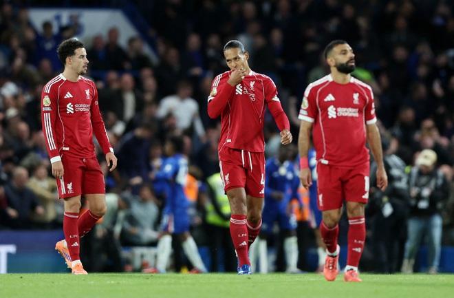 Van Dijk hóa ‘chú hề’, Liverpool thua đau Chelsea phút 90+5 và mất luôn ngôi đầu- Ảnh 5.
