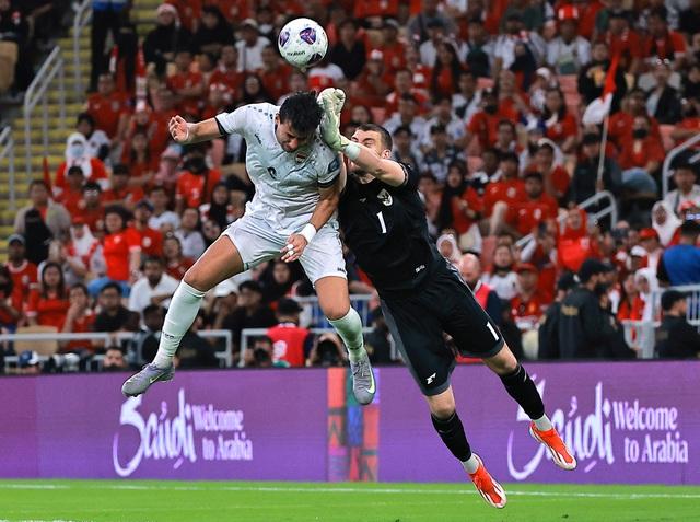 Indonesia thua đau đớn Iraq, giấc mơ World Cup 2026 tan thành mây khói: HLV Kluivert cay đắng- Ảnh 1.