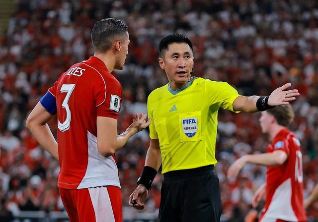 Báo Indonesia cùng CĐV đòi sa thải HLV Kluivert, VAR và trọng tài Trung Quốc bị chỉ trích thậm tệ- Ảnh 2.
