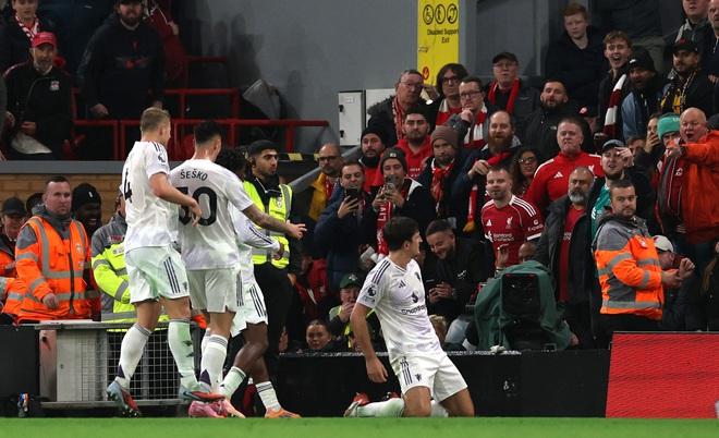 HLV Amorim tung đội hình cực dị, M.U khiến Liverpool thua cay đắng ngay trên sân Anfield- Ảnh 3.