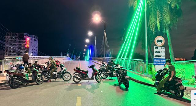 Án mạng cầu Dục Thanh: Hai anh em ruột gặp nạn , một người tử vong - Ảnh 1.