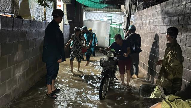 Mưa lớn kỷ lục ở Phan Thiết khiến dân phải khiêng quan tài chạy lũ trong đêm - Ảnh 2.