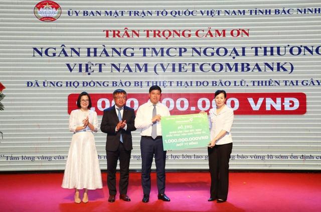 Hơn 20.000 cán bộ nhân viên Vietcombank hỗ trợ đồng bào bị ảnh hưởng do bão lũ- Ảnh 1.