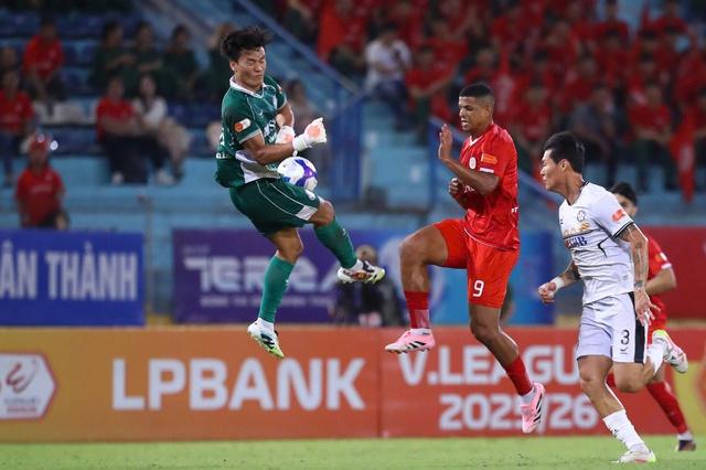 Khó khăn chồng chất với CLB Đà Nẵng, thủ môn Bùi Tiến Dũng nghỉ dài hạn- Ảnh 1.