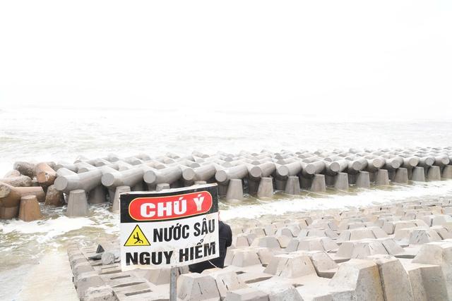 Chủ tịch UBND tỉnh Quảng Ngãi nhấn mạnh không để hạ du no nước khi mưa lớn - Ảnh 2.
