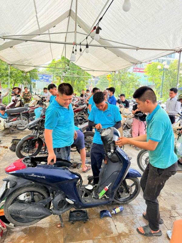 Hơn 2 . 200 Xe máy được sửa xe miễn phí cho bà con vùng lũ Thái Nguyên - Ảnh 4.