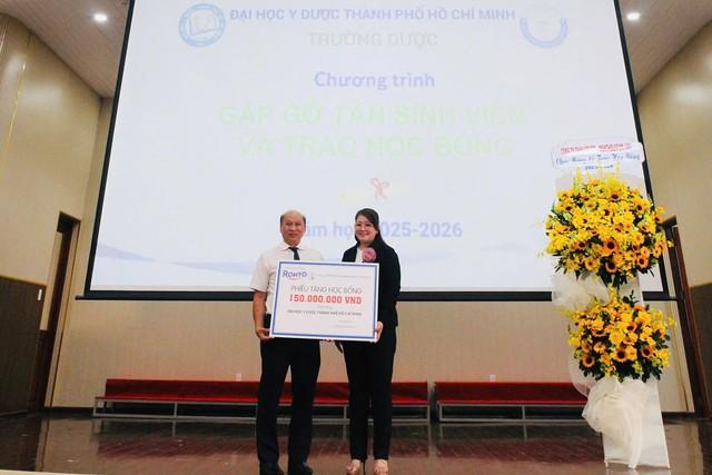 Rohto-Mentholatum (Việt Nam) trao học bổng năm 2025 và lan tỏa sứ mệnh chăm sóc cộng đồng - Ảnh 1.