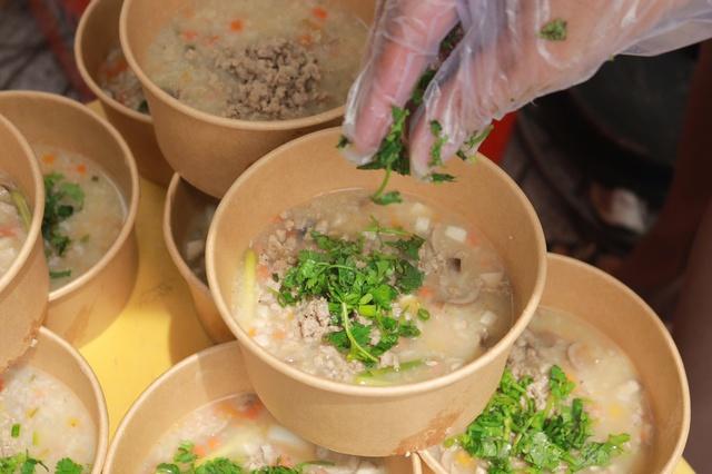 TP.HCM nghĩa tình: Thầy giáo dạy nhạc mở bếp ăn thiện nguyện Đô Thăng gieo thiện lành- Ảnh 3.