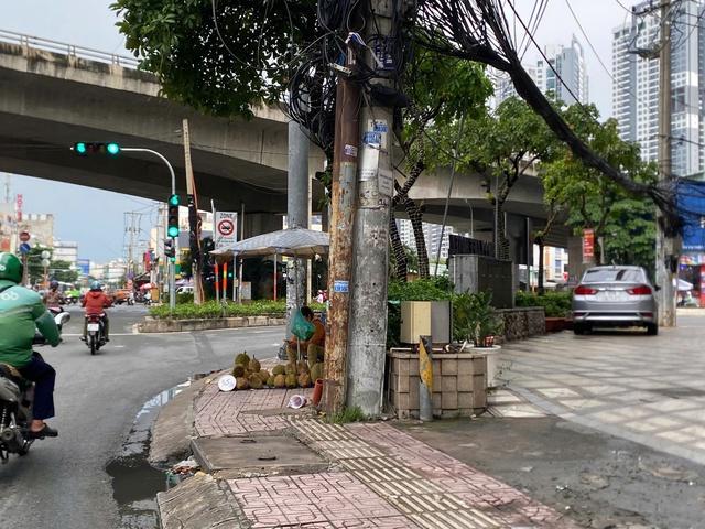 Người mù, người đi xe lăn trên vỉa hè ở TP.HCM bị 'bẫy' vì điều này - Ảnh 2.