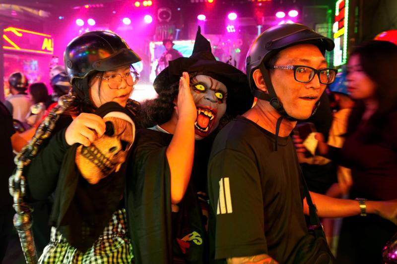 Phố Tây Bùi Viện ngập tràn sắc màu ma quái Halloween: Muôn kiểu hóa trang cực 'chất' - Ảnh 6.