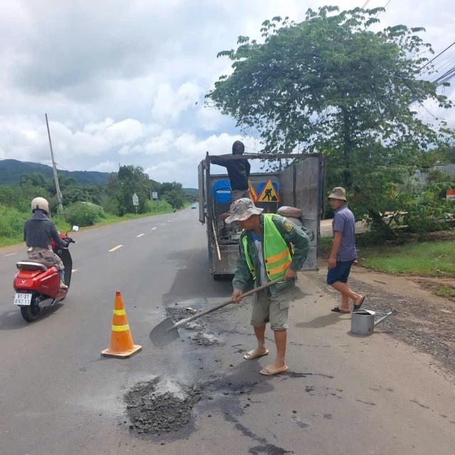 QL14 xuống cấp nghiêm trọng, hàng loạt ‘bẫy tử thần’ rình rập người đi đường - Ảnh 3.