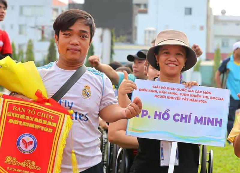 Hành trình phi thường của người phụ nữ cao 1,2 m bán vé số - Ảnh 3.