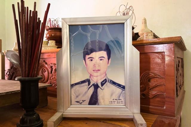 4 phi công trên trực thăng vũ trang Mi-24 - Ảnh 1.