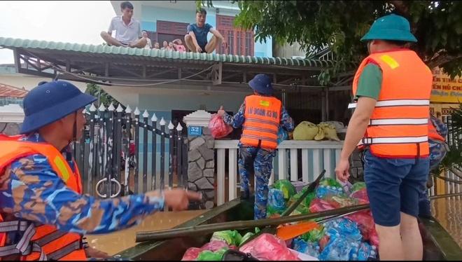 Quân đội hỗ trợ miền Trung giữa cơn lũ lớn , khắc phục hậu quả cứu dân - Ảnh 4.