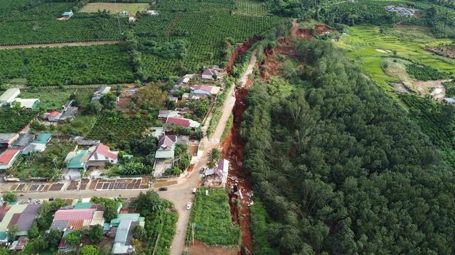 Gia Lai ghi nhận tình trạng sụt lún hàng trăm mét đường nguy hiểm cho người dân - Ảnh 1.